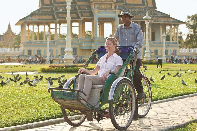 Cyclo ride past the Royal Palace