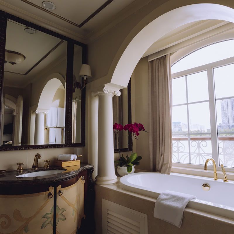 Tonle Suite soaking tub with river view